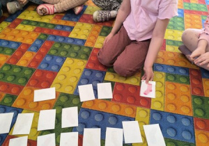 dzieci grają w memory