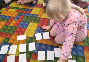 dzieci grają w memory