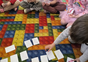 dzieci grają w memory