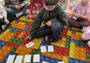 dzieci grają w memory