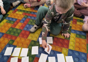 dzieci grają w memory