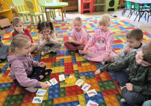 dzieci grają w memory