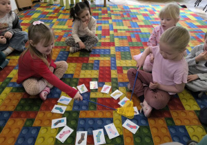 dzieci grają w memory