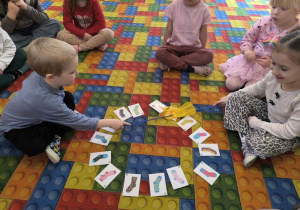 dzieci grają w memory