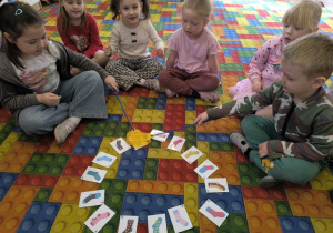 dzieci grają w memory