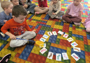 dzieci grają w memory