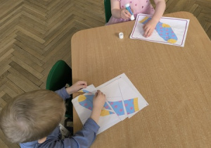 dzieci układają puzzle