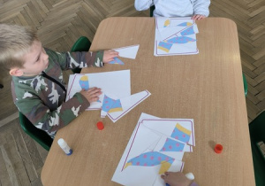 dzieci układają puzzle