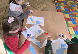 dzieci układają puzzle