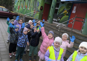 dzieci sprzataja wokol przedszkola