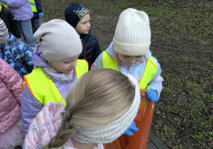 dzieci sprzataja wokol przedszkola