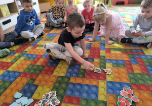 chłopiec układa rymy