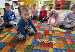 chłopiec układa rymy