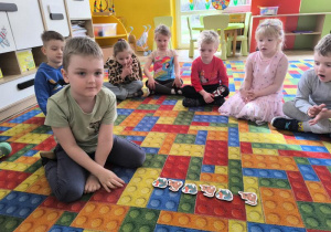 chłopiec układa rymy