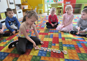 dziewczynka układa rymy