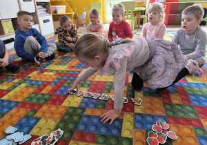 dziewczynka układa rymy