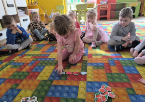 dziewczynka układa rymy