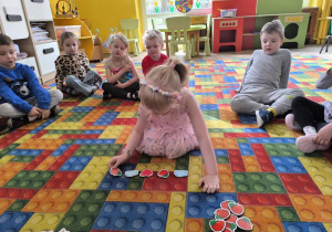 dziewczynka układa rymy