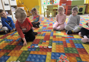 chłopiec układa rymy