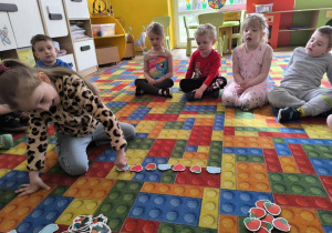 dziewczynka układa rymy