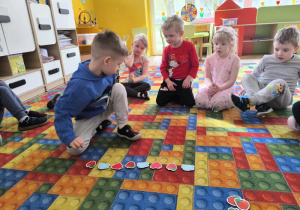 chłopiec układa rymy