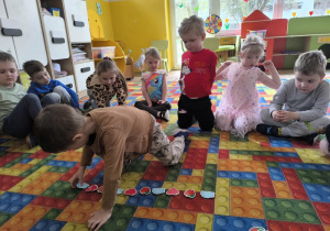 chłopiec układa rymy