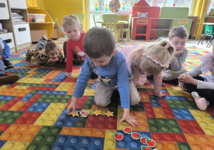 chłopiec układa rymy