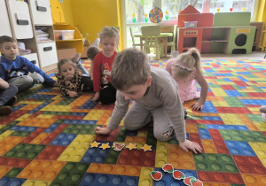 chłopiec układa rymy