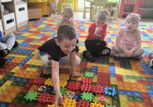 chłopiec układa rymy