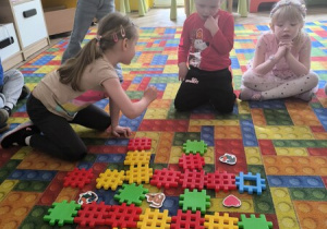 dziewczynka układa rymy