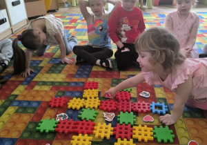 dziewczynka układa rymy