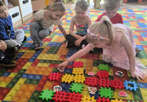 dziewczynka układa rymy