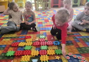 chłopiec układa rymy