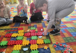 chłopiec układa rymy