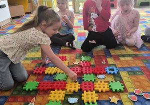 dziewcxzynka układa rymy