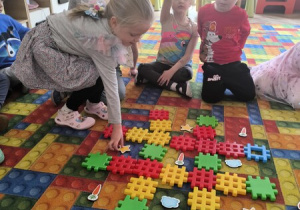 dziewczynka układa rymy