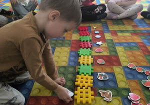 chłopiec układa rymy