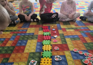 chłopiec układa rymy