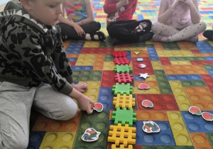 chłopiec układa rymy