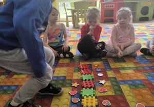 chłopiec układa rymy