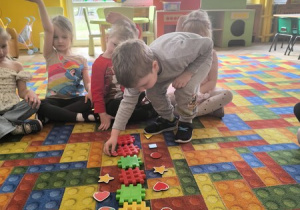 chłopiec układa rymy