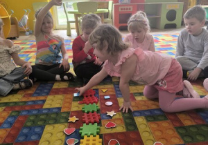 dziewczynka układa rymy