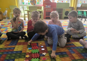 chłopiec układa rymy