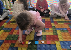 dziewczynka układa rymy