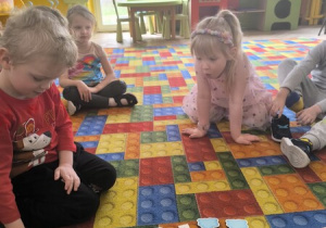 chłopiec układa rymy