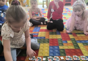 dziewczynka układa rymy