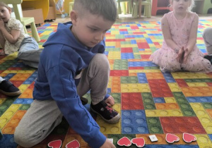 chłopiec układa rymy