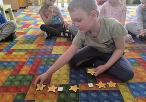 chłopiec układa rymy