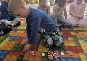 chłopiec układa rymy