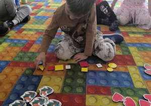 chłopiec układa rymy